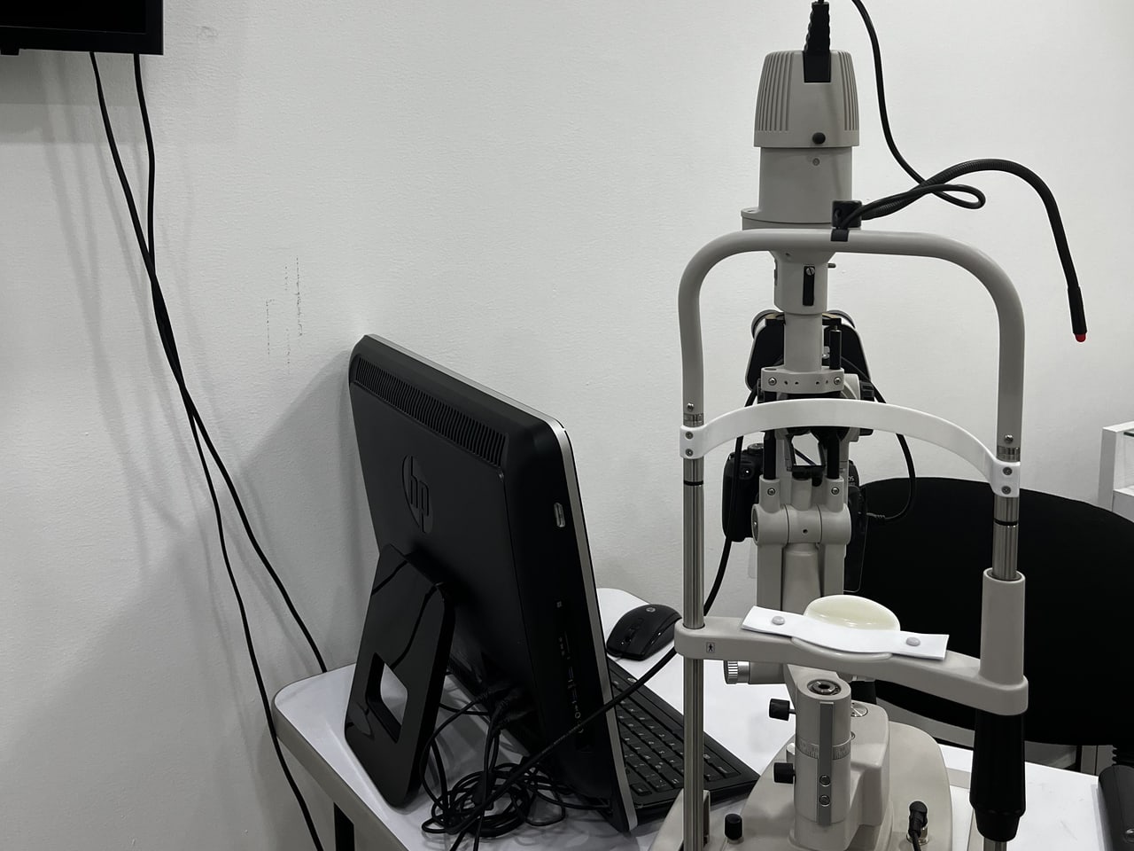 Biomicroscopio (lámpara de hendidura) con monitor en el consultorio