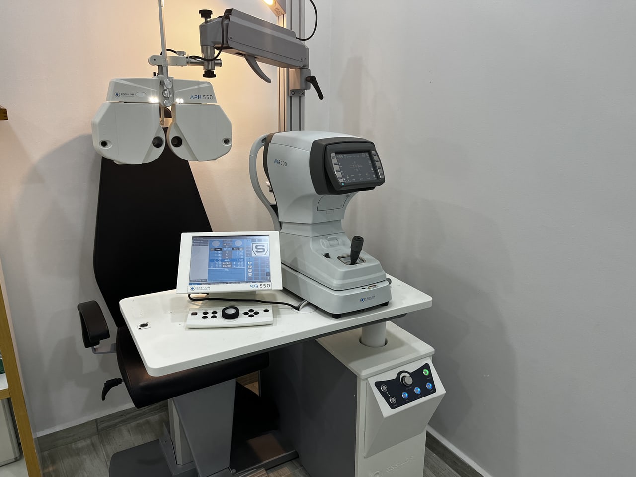 Unidad de refracción con autorrefractómetro AKR 300 y forópter APH 550