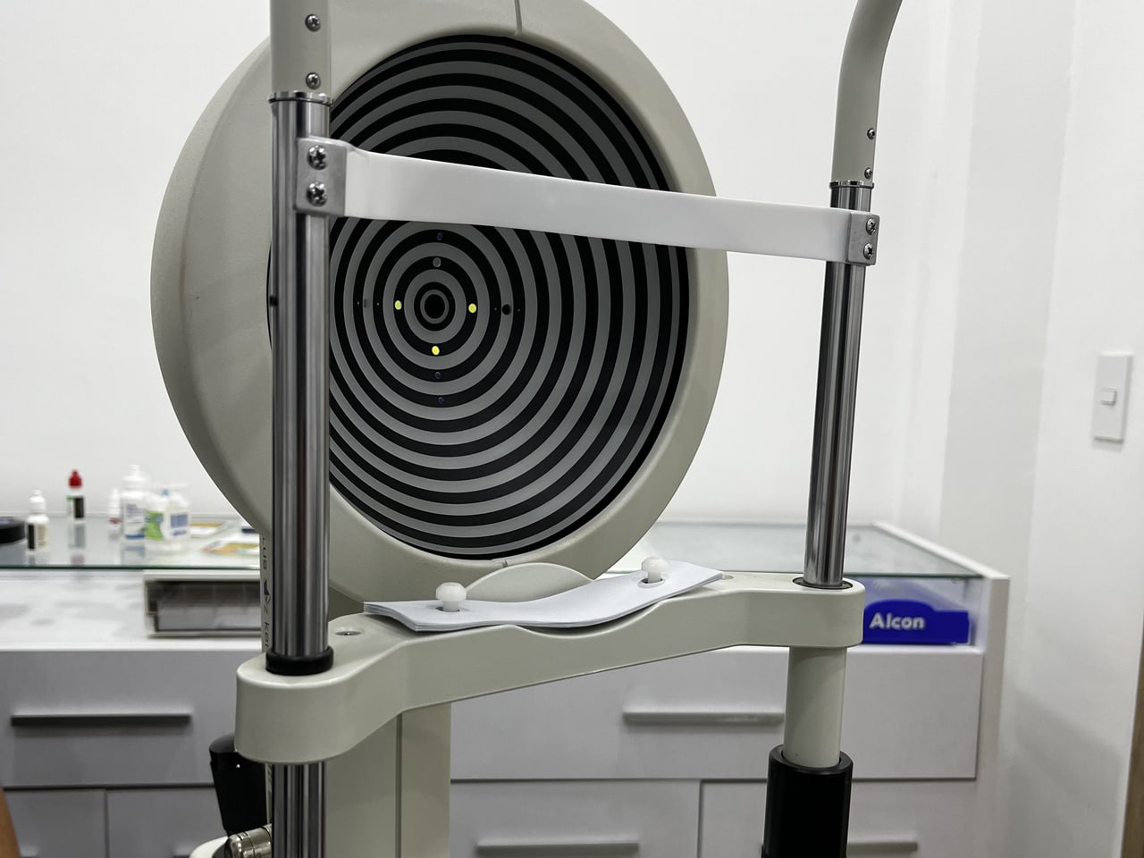 Disco de Plácido del topógrafo corneal en el consultorio