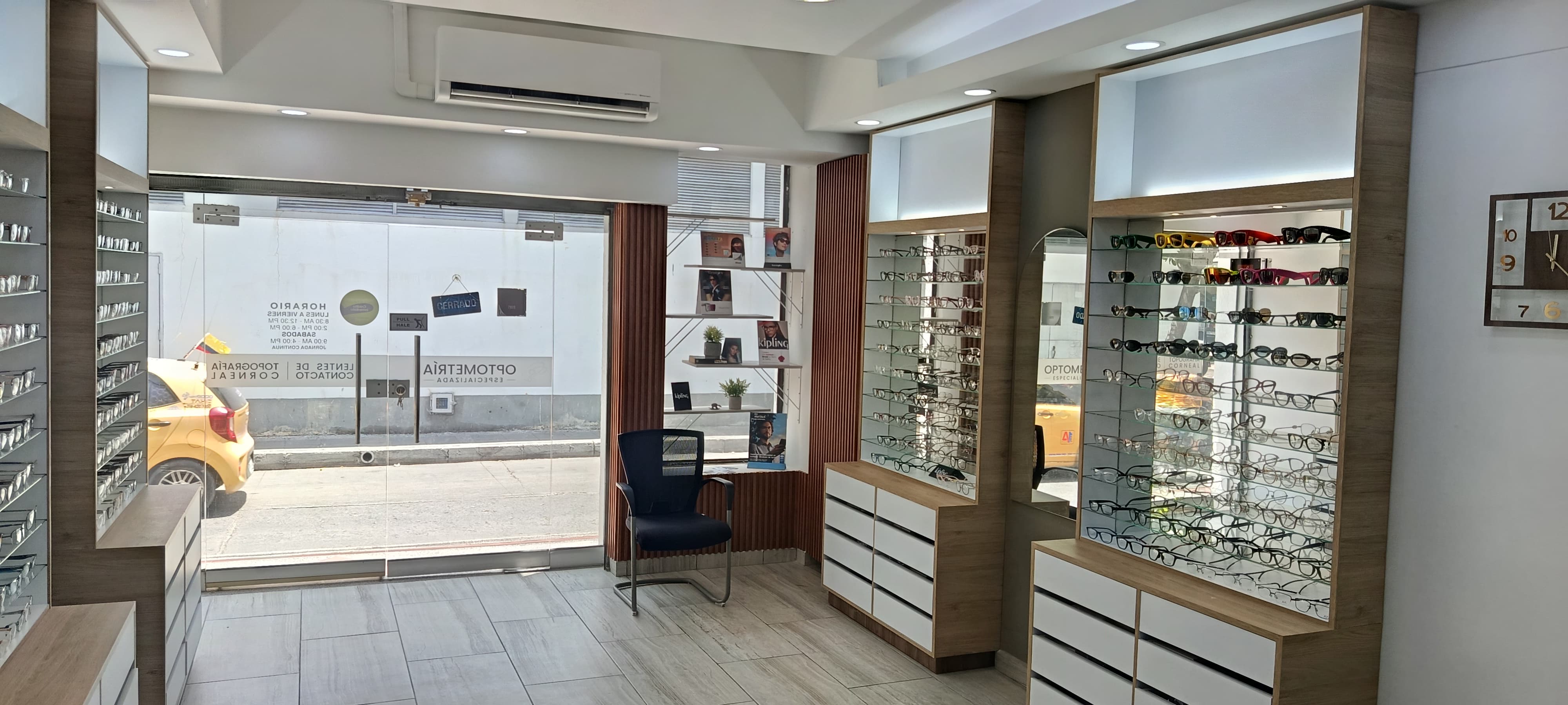 Exhibidores de monturas en Imagen Visión Center en Santa Marta